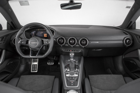 Destaque no interior do Audi TT é novo monitor do painel