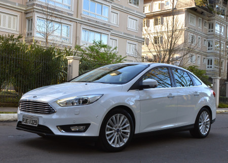 Com nova grade no padrão global da Ford, Focus Fastback promete acelerar vendas do sedã