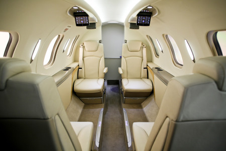 A cabine com 1,60 m de altura, leva até cinco passageiros, é considerada espaçosa para um jato leve.