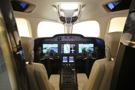 O Cockpit envidraçado recebe conjunto aviônico desenvolvido pela Garmim.