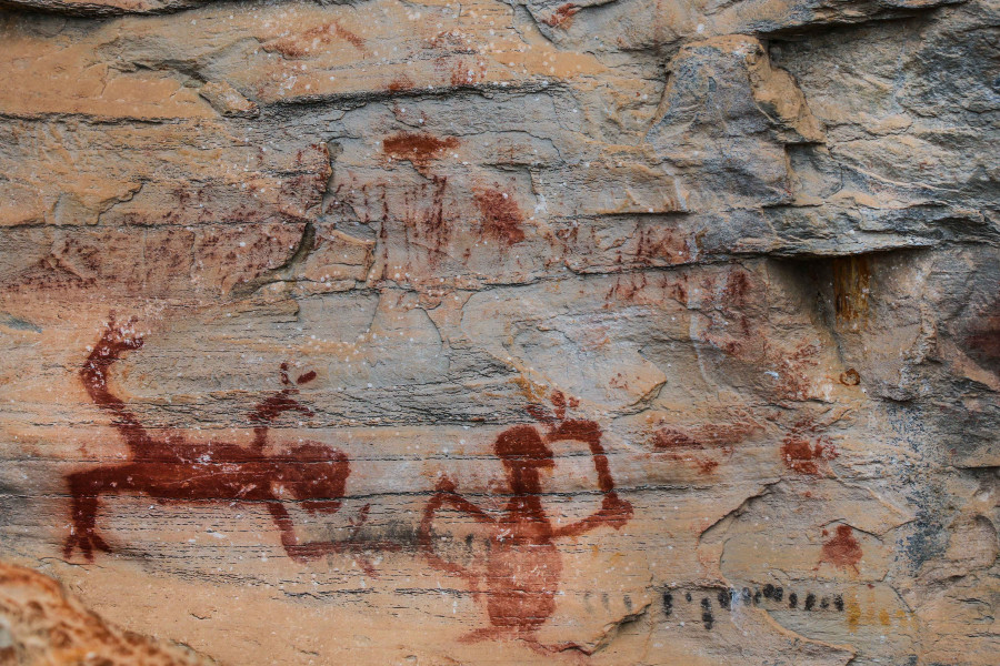 Desenhos do homem pré-histórico marcam presença de seres humanos no Sítio Lapa Sucupira, em Pedro Leopoldo.