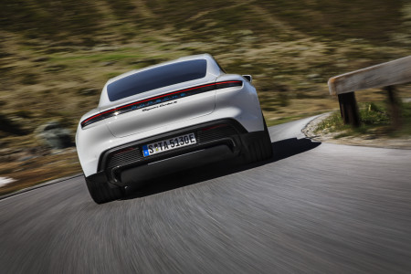 Autonomia do Taycan, primeiro elétrico da Porsche, pode chegar a 450 km.