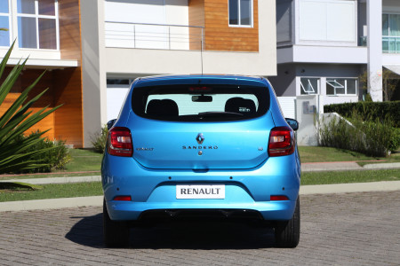 Faróis quadrados deram harmonia à traseira do Novo Renault Sandero.
