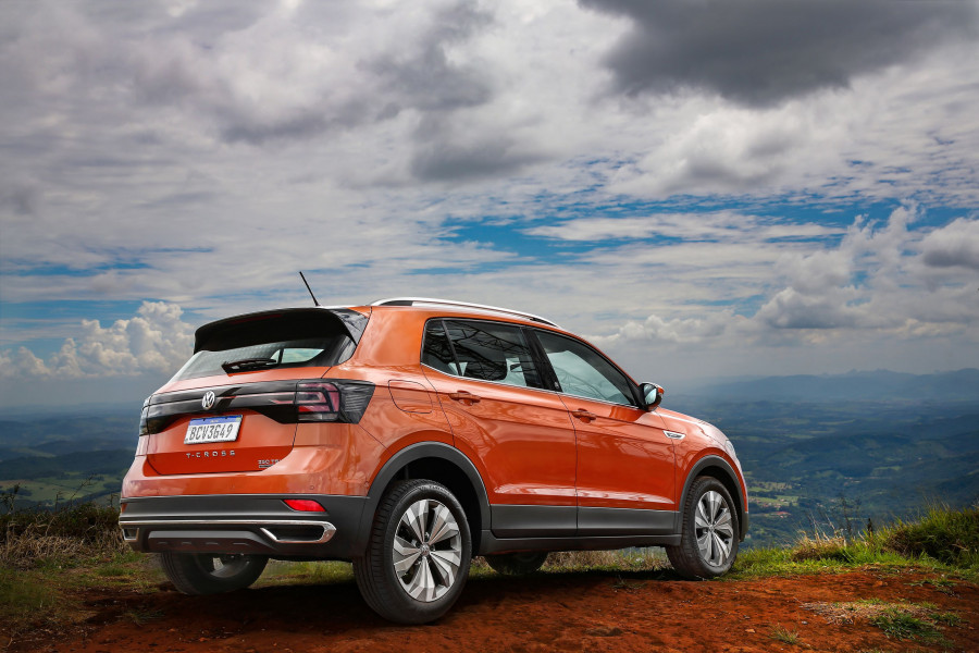 Versão brasileira do VW T-Cross tem maior distância entre eixos e altura em relação à alemã.prida e mais 