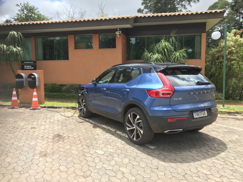 Volvo XC40 Hybrid recebe recarga da bateria elétrica em eletroposto Porsche em condomínio na região da Grande BH.